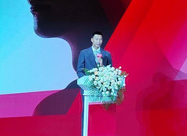 正说着，陈泽楷的手机忽然响了起来。